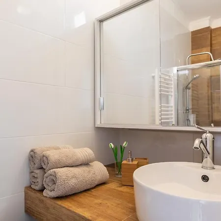 Valentina's With Large Sunny Balcony *